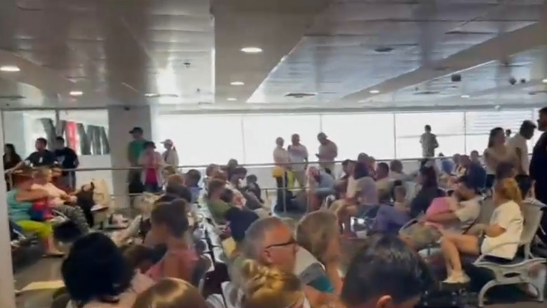 Români BLOCAȚI de 10 ore pe aeroportul din Antalya. 170 de persoane așteaptă să plece: „Nu știm ce urmează să se întâmple cu noi”