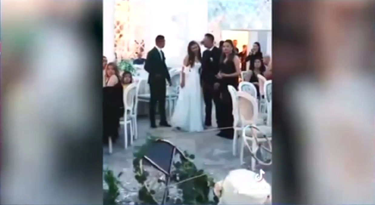 Scene incredibile la o NUNTĂ din Olt. Tortul s-a PRĂBUȘIT din tavan în fața miresei