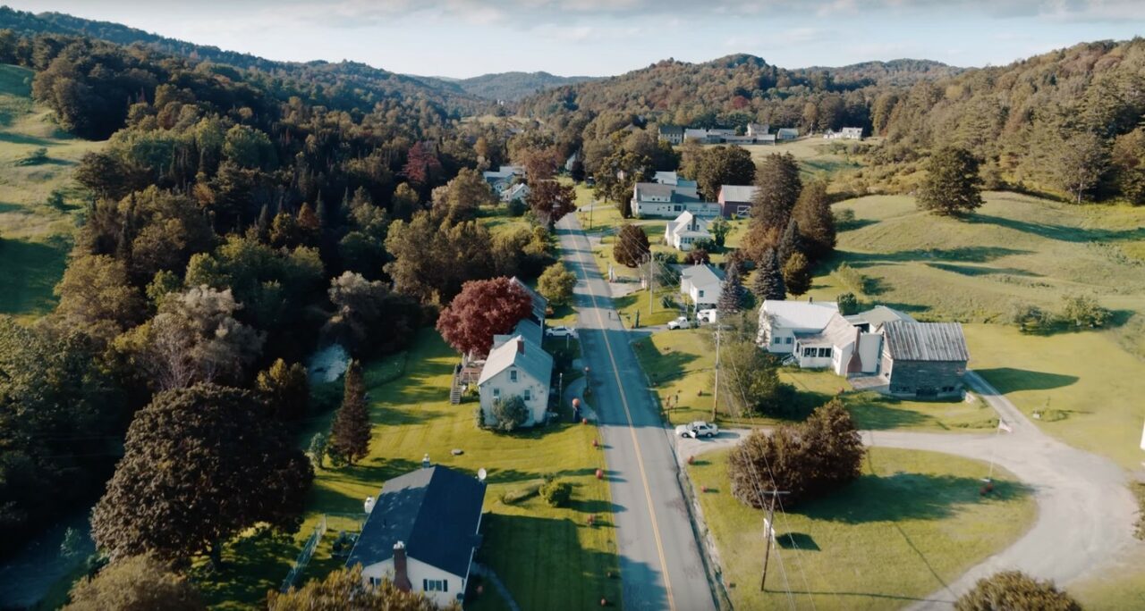 Zona rurală din Pennsylvania găzduieşte un sat-fantomă numit “România”. Casele se vând aici la un preţ incredibil