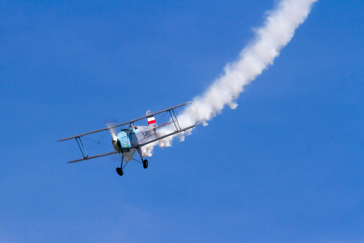 Nu are aeroport, dar are un avion la intrare. Pe vremuri, PETROȘANI a avut o școală de zbor