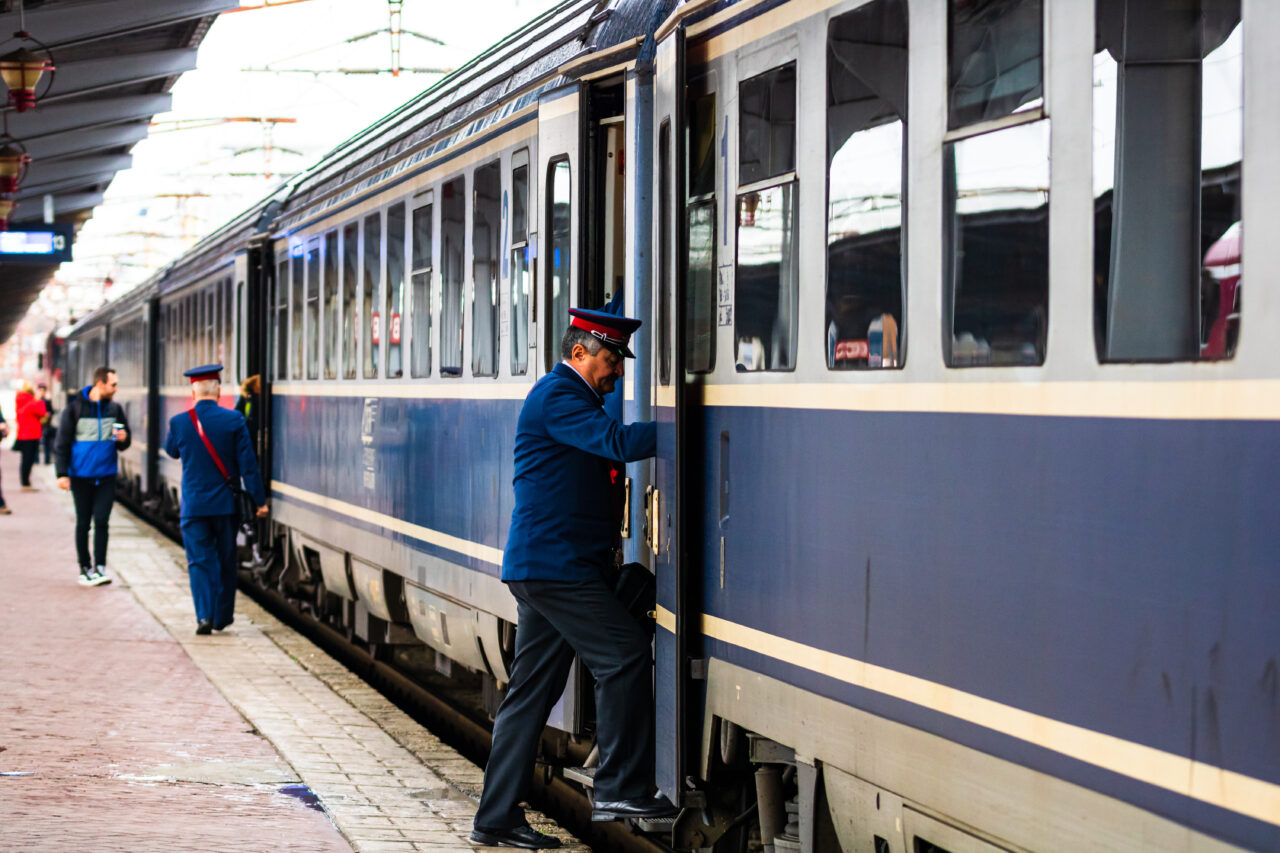 Anunț CFR. Trenurile de pe ruta Craiova – Roşiori-Bucureşti Nord au întârzieri de până la două ore
