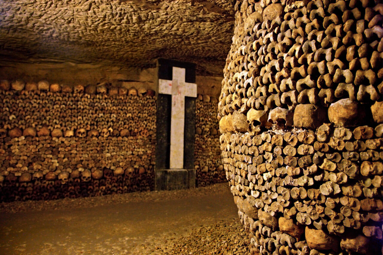 „Orașul Luminii” –  „farul strălucitor al culturii europene”, dar cu un trecut morbid. Sub PARIS se află un „oraș al morților”