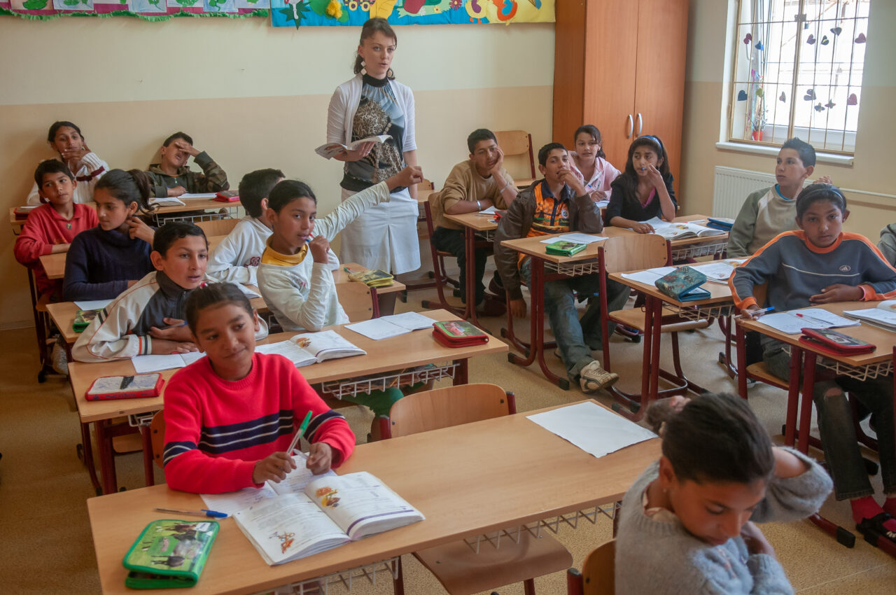 Singurul elev dintr-o comunitate de rromi care a terminat 12 clase vrea să se înscrie la facultate. Bunicii lui s-au opus pentru că încalcă TRADIȚIILE