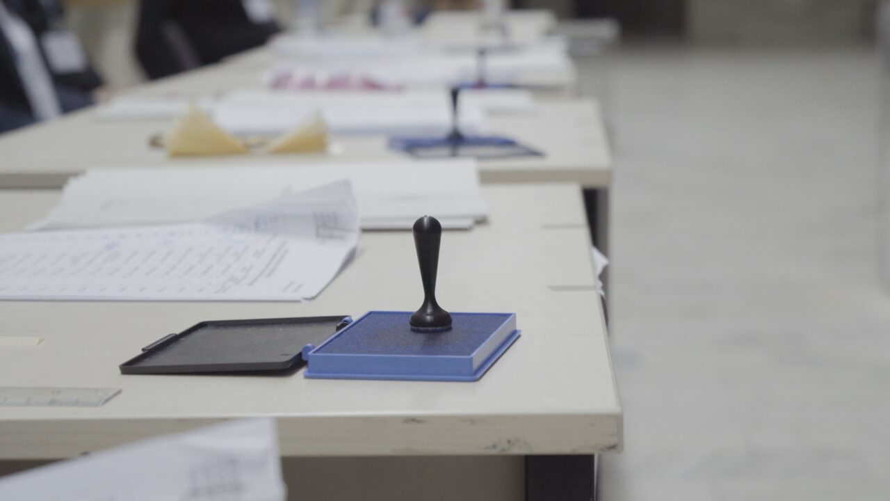Cine sunt cei cinci JUDECĂTORI din cadrul BEC desemnați pentru alegerile parlamentare din 1 decembrie