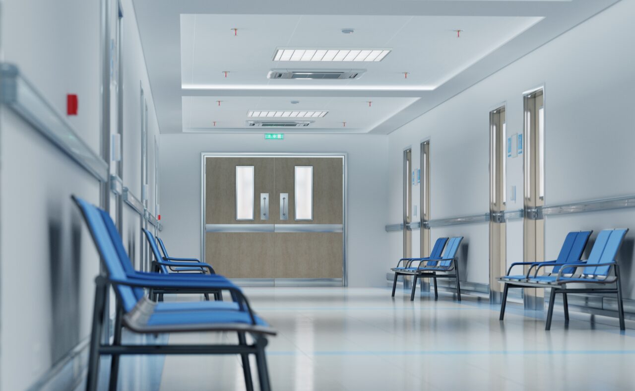 Ce a pățit un bărbat care a FURAT mâncare de la Spitalul din Târgu-Jiu, susținând că vrea să facă un parastas