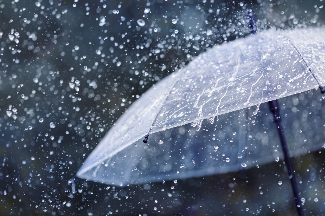 Cod PORTOCALIU și cod galben de ploi și furtuni în aproape toată țara! Unde se vor înregistra fenomene meteo extreme