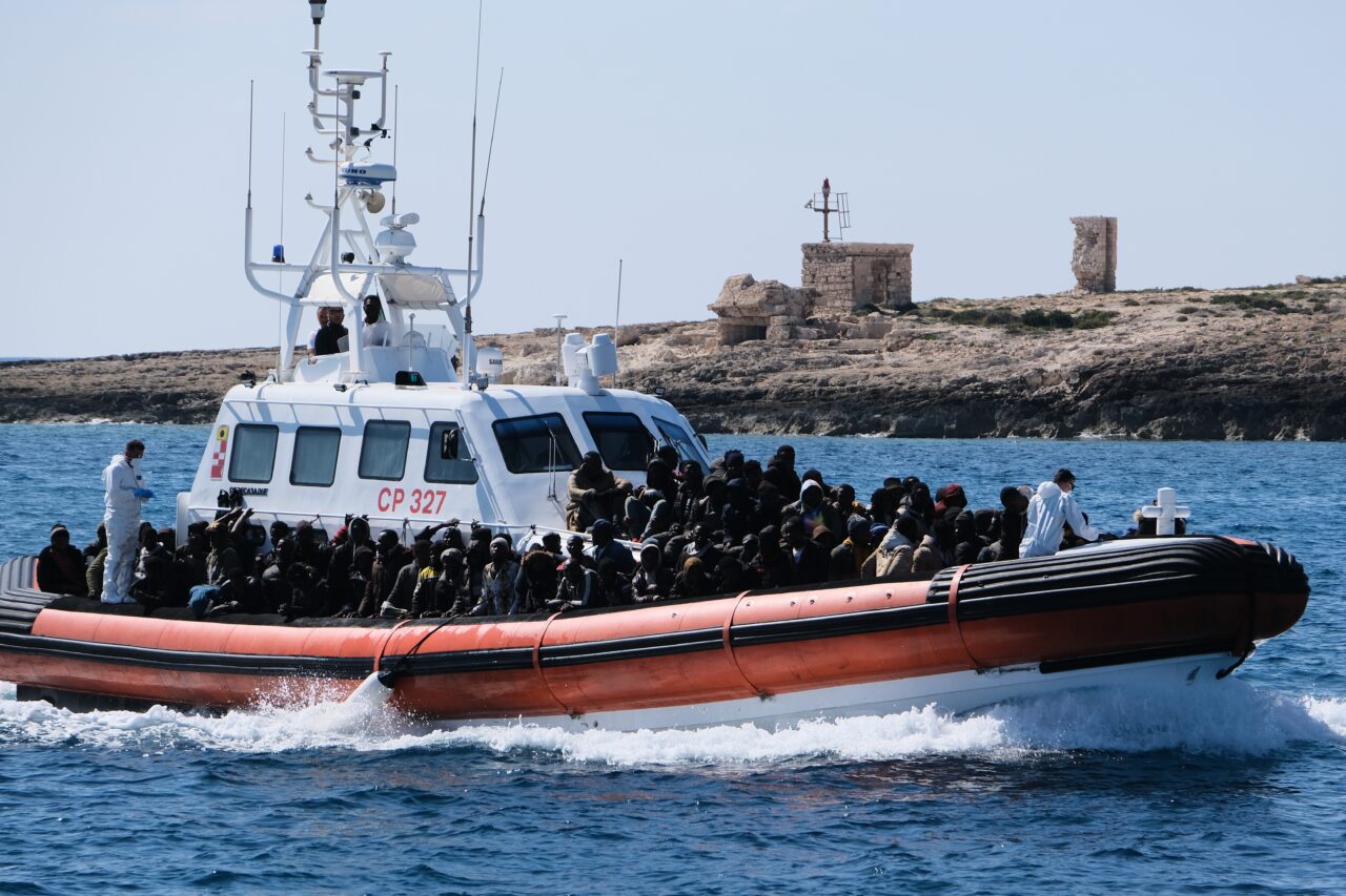 Cel puțin 11 migranți au MURIT, iar alte câteva zeci sunt dați dispăruți în urma unor naufragii în largul coastelor italiene
