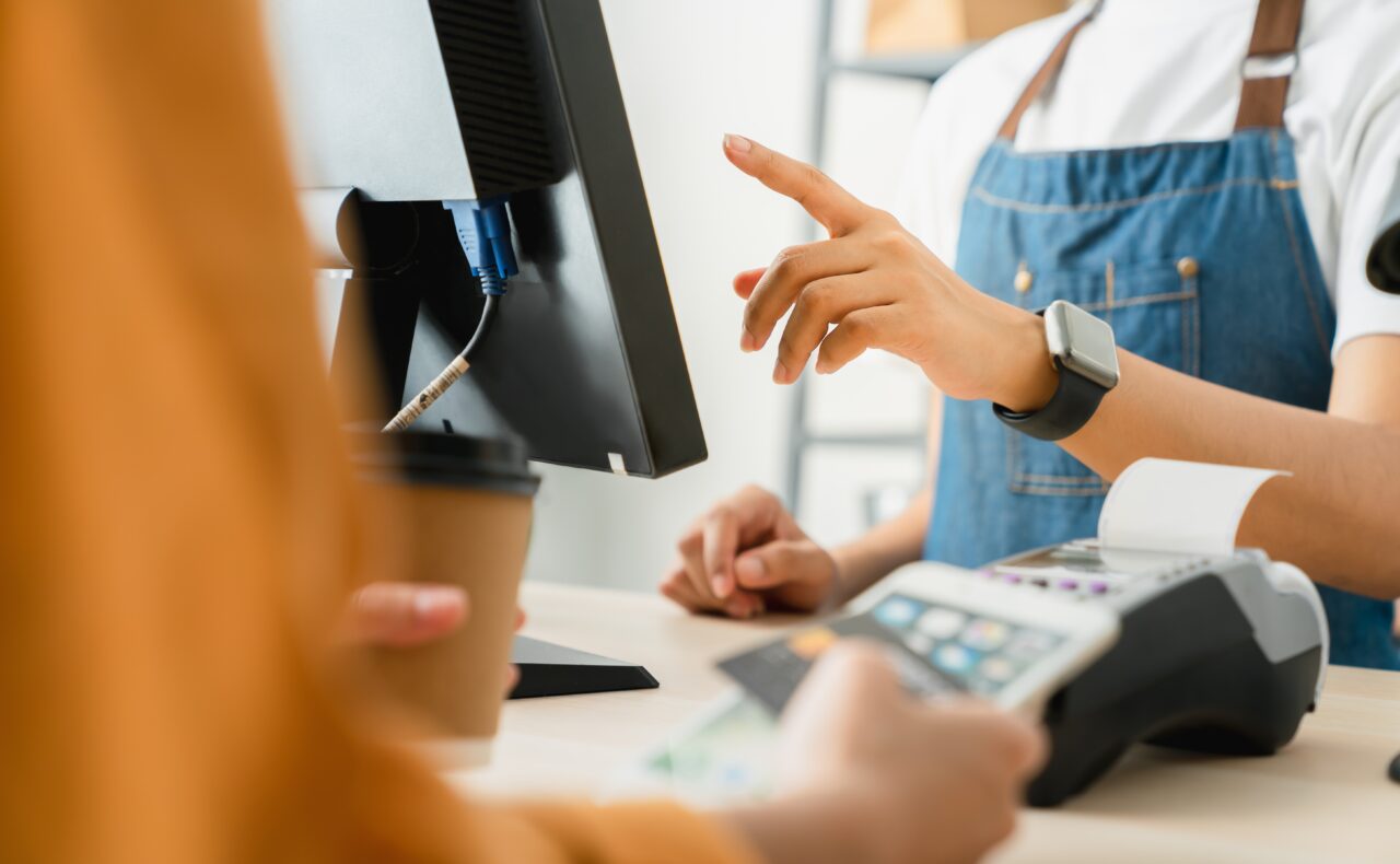 Plata cu cardul devine OBLIGATORIE pentru toți comercianții. Cum schimbă noile reglementări peisajul PLĂȚILOR în România