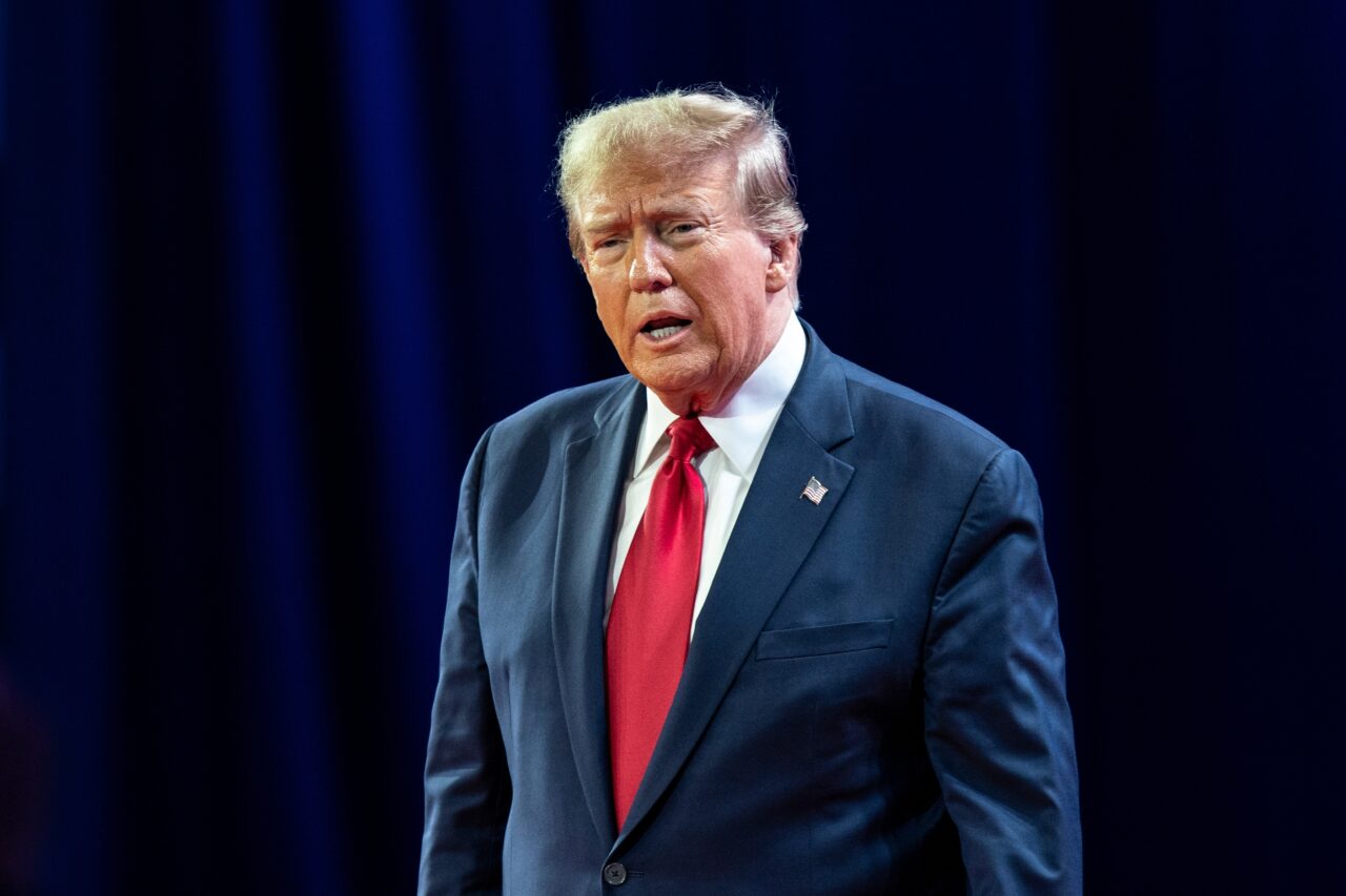 Donald Trump ar putea propune suspendarea ajutorului pentru Ucraina dacă Zelenski nu negociază un acord de pace cu Rusia. Reacția Ucrainei