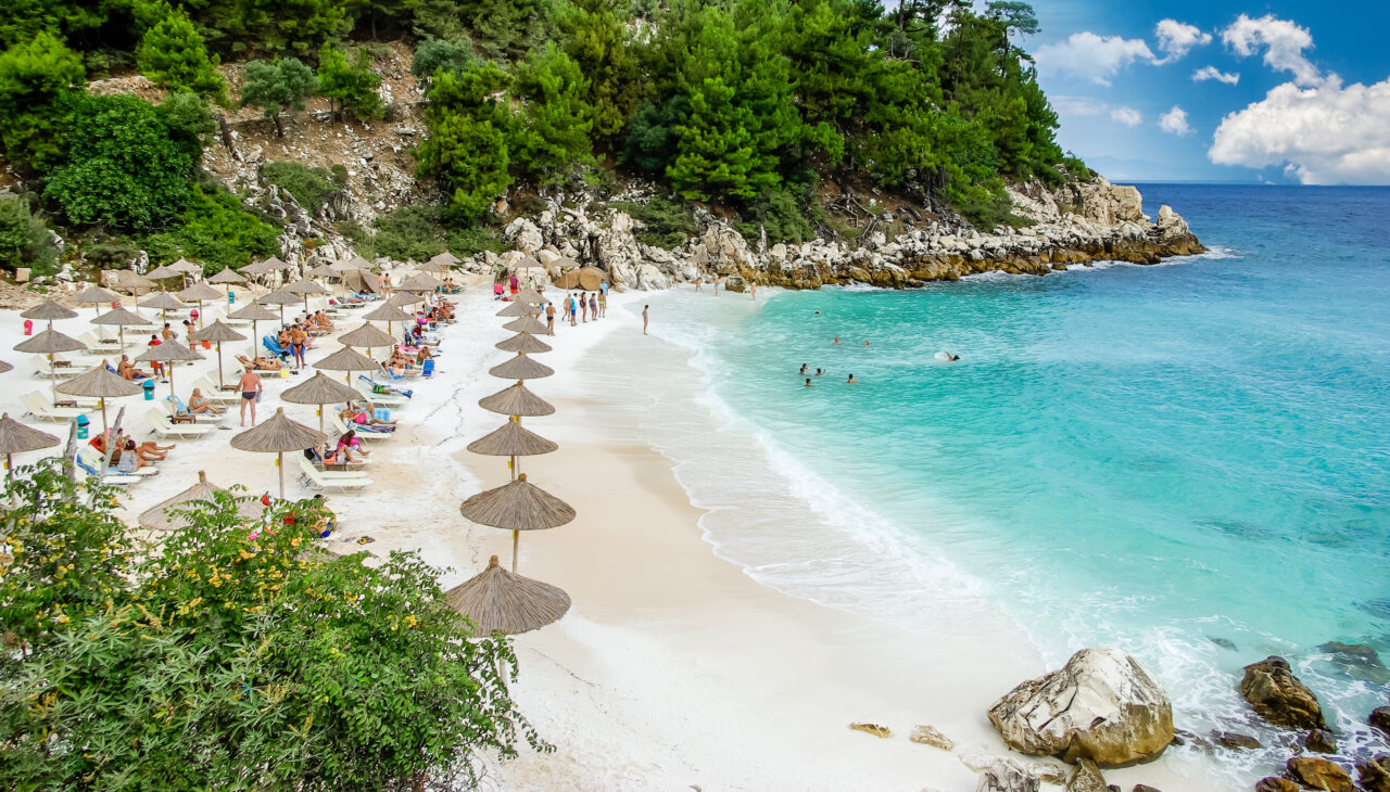 Închirierea umbrelelor din Marble Beach din Thassos, prea SCUMPĂ pentru români. Cât costă o umbrelă cu două șezlonguri