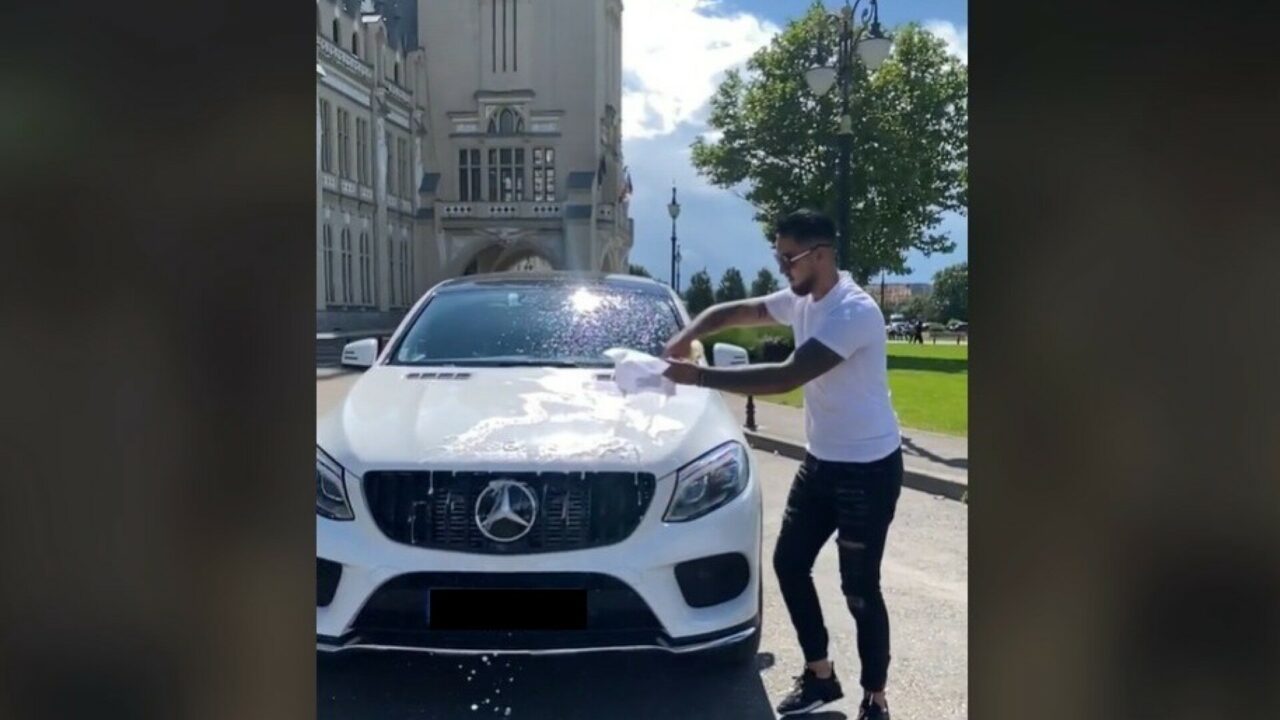 MOTIVUL pentru care un celebru influencer și-a spălat mașina de lux cu șampanie, în fața Palatului Culturii din Iași