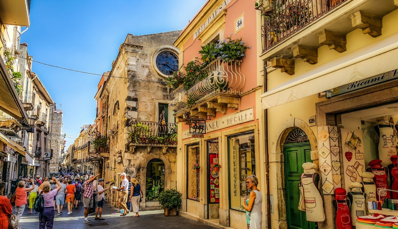 CASĂ de vacanță, la vânzare cu doar 3 euro! Tot mai mulți români merg în această regiune din Europa