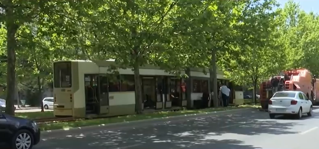 Un tramvai a DERAIAT în Sectorul 3, după ce șinele s-au dilatat din cauza caniculei care afectează Capitala în aceste zile