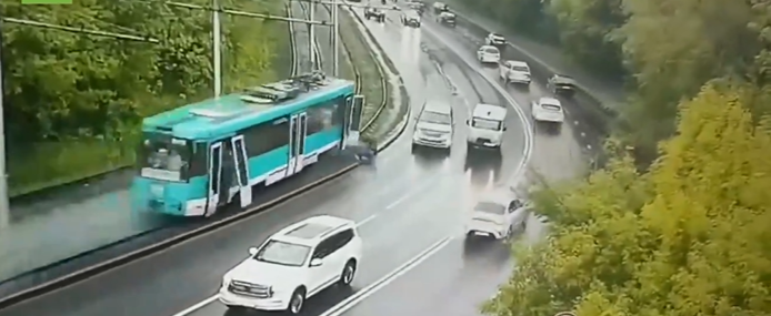 ATENȚIE, IMAGINI ȘOCANTE! Un tramvai scăpat de sub control a aruncat pasageri în fața mașinilor, apoi s-a ciocnit de un alt tramvai, în Rusia
