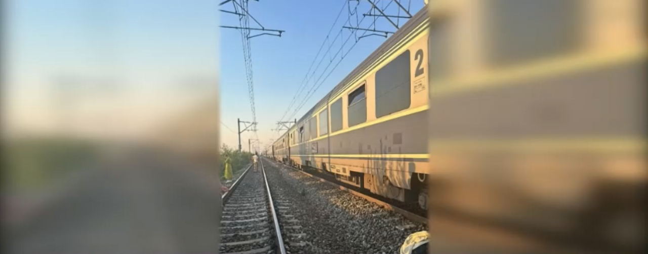 Tren internațional BLOCAT la Periș, din cauza locomotivei defecte. La bord se află și copii, iar aerul condiționat nu funcționează / Reacția CFR