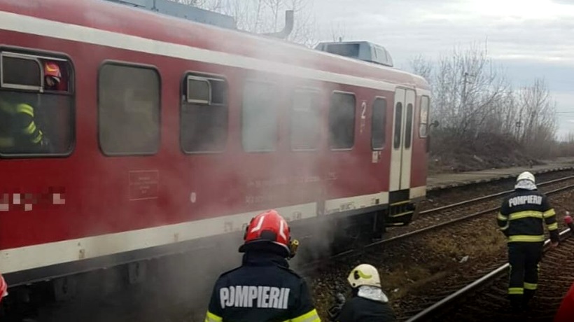 Două vagoane ale unui tren de pasageri au deraiat pe ruta Craiova-București. Circulația este blocată. Nu sunt victime