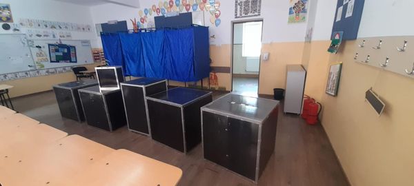 Primarul Constanței a fost amendat după ce a încălcat obligația de a dota fiecare secție de votare cu cinci URNE. Reacția edilului