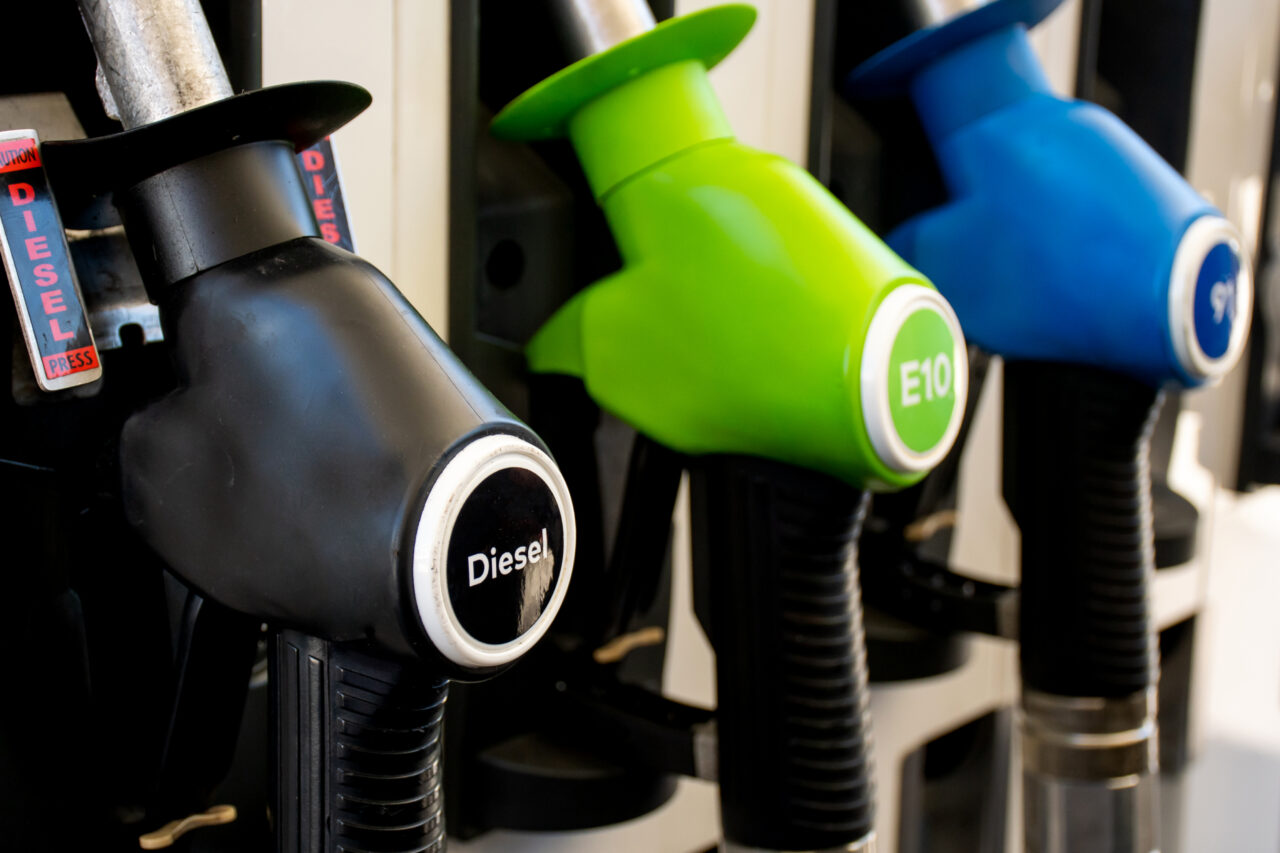 Acciza la carburanți urmează să CREASCĂ. Românii vor plăti mai mult pentru un plin chiar în toiul verii