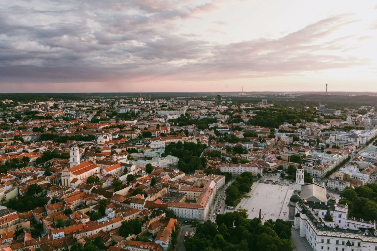 Țara din Europa care a fost desemnată CEL MAI FERICIT LOC din lume pentru copii și persoane sub 30 de ani