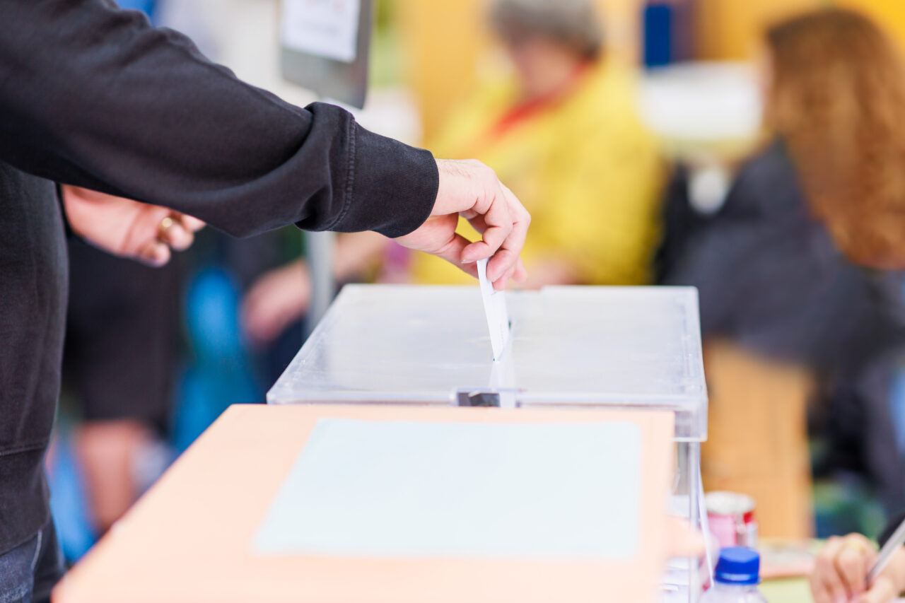 Un bărbat de 45 de ani a MURIT într-o secție de vot din județul Vâlcea