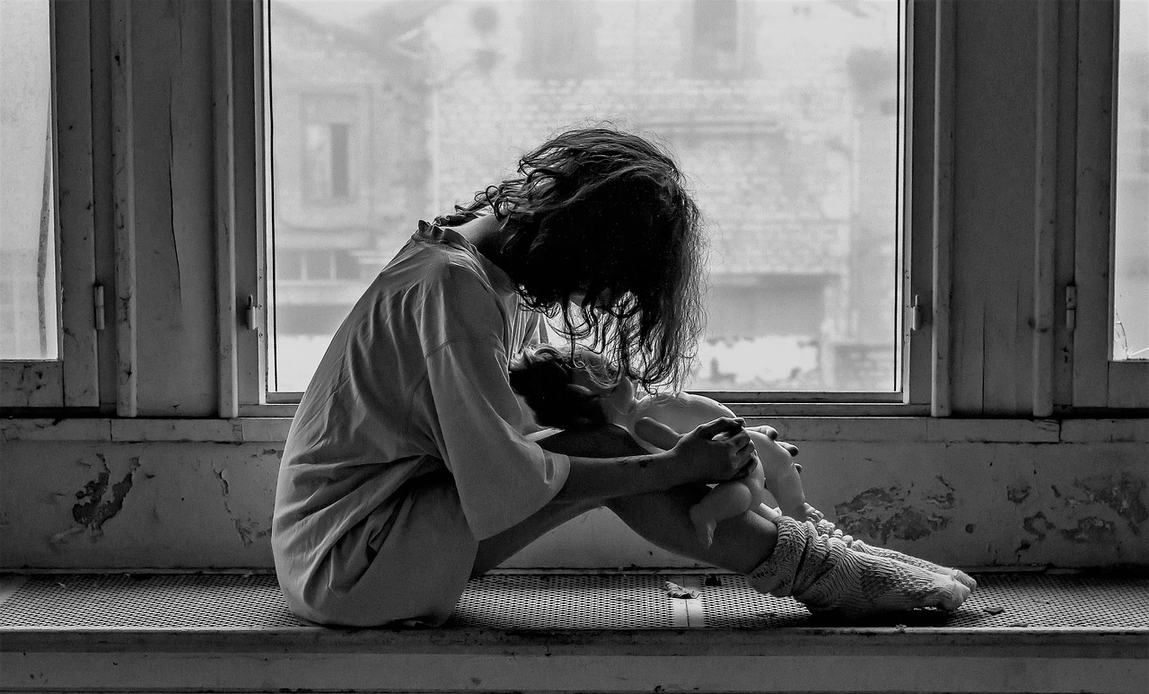 O copilă, în vârstă de 12 ani, din București, s-a încuiat în casă și a amenințat că se SINUCIDE. Autoritățile au intervenit de urgență