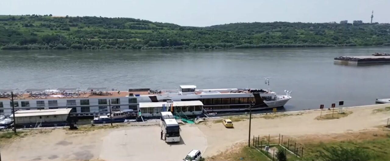 Cum arată locurile părăsite și mizerabile din țara noastră, văzute de turiștii care vin cu croaziera pe DUNĂRE