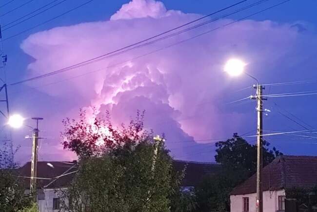 Fenomen meteo spectaculos în Timiș, un nor sub forma unui OZN a apărut pe cer