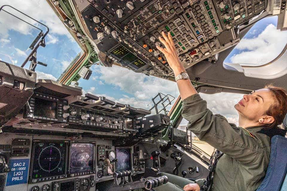 Femeile din Armata Română, pledoarie pentru excelență la nivel NATO. Simona Măierean, prima femeie din Alianță care a pilotat un supersonic