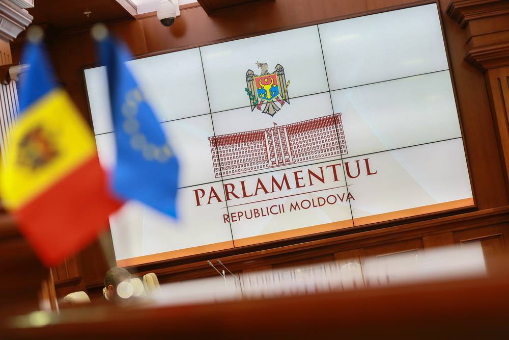 Descinderi în Parlamentul de la Chişinău. Un șef de direcție ar fi bănuit de „trădare de PATRIE”