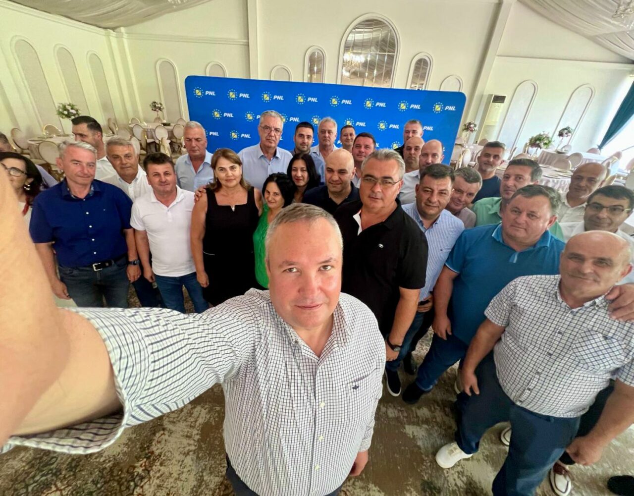 Nicolae Ciucă a început consultările pentru depunerea candidaturii la prezidențiale, la DĂBULENI: „Mai bine să mergi în luptă alături de camarazi”
