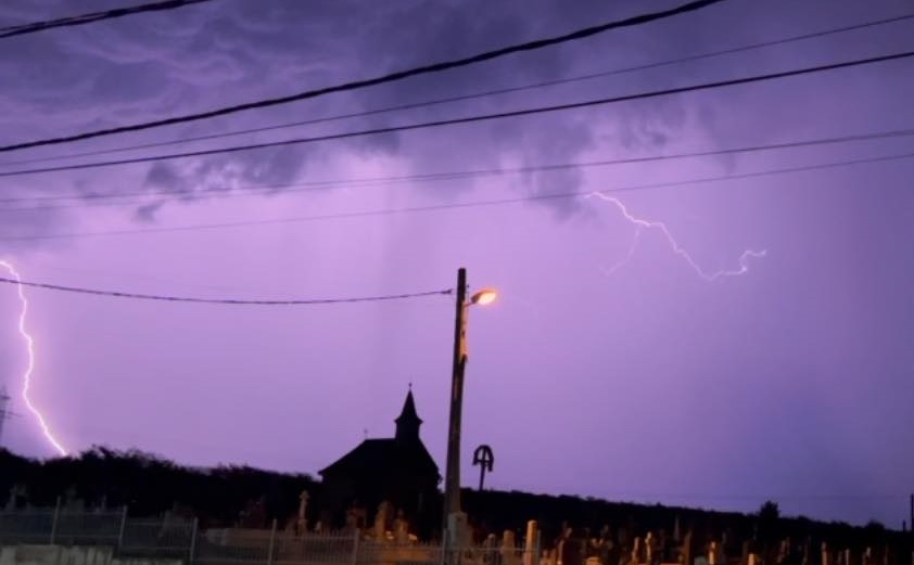 Fenomen meteo spectaculos în România. Cerul a devenit VIOLET