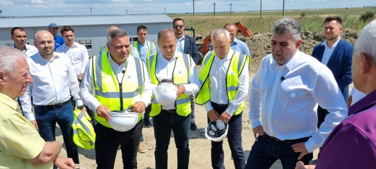 Ce fac LIDERII țării în vremuri de secetă: Marcel Ciolacu la CÂMP, cu fermierii afectați, Iohannis la CHERMEZA olimpică de la Paris