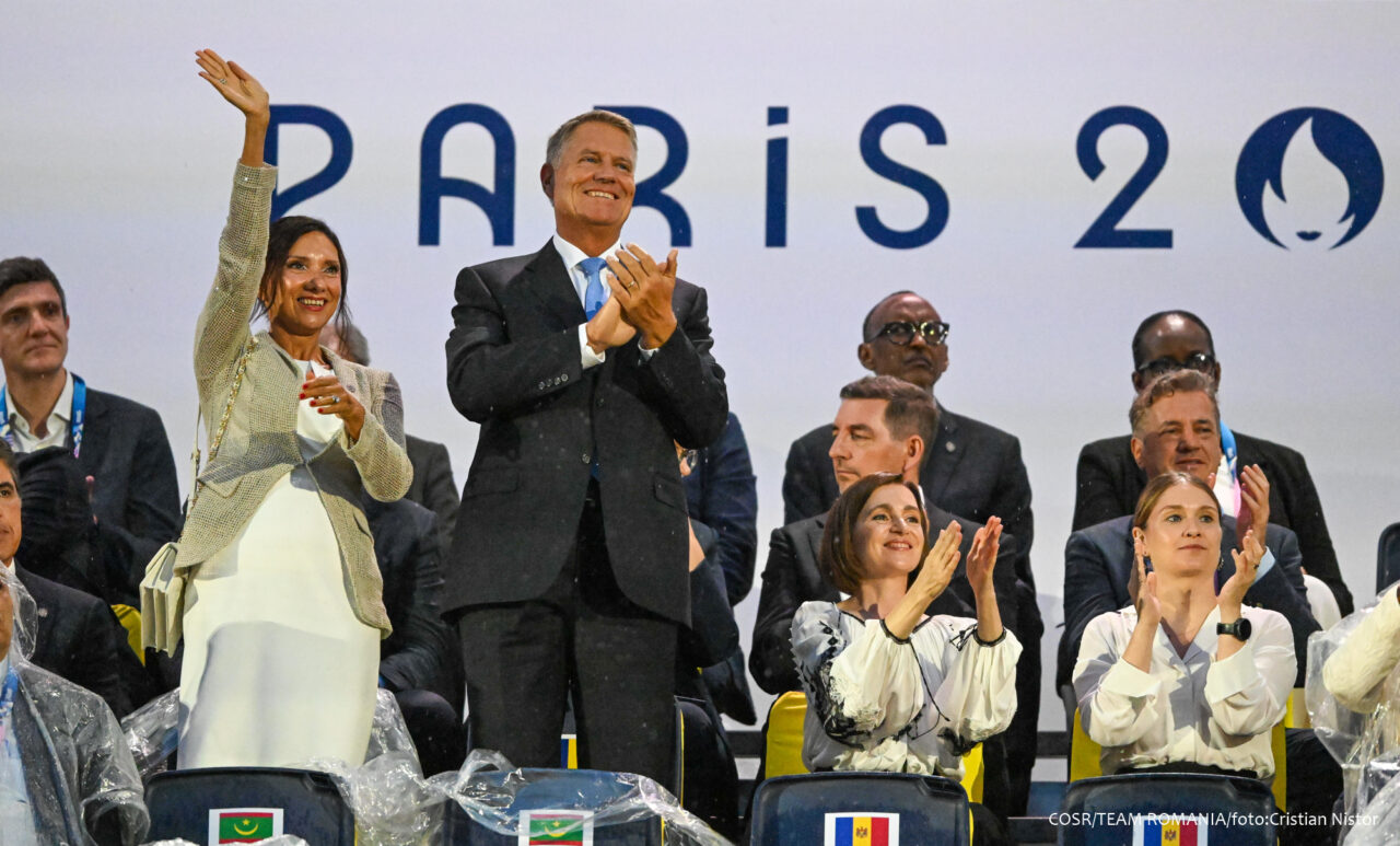 Klaus Iohannis și Maia Sandu au urmărit împreună ceremonia de la Paris. Cu ce era ÎMBRĂCATĂ președintele Republicii Moldova
