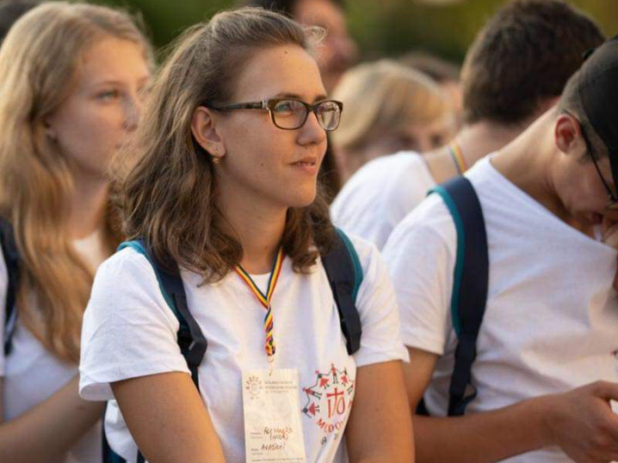 Cine e tânăra PROFESOARĂ care își premiaza elevii cu bani din salariul ei pentru note mari la Bacalaureat: „Ideea a început ca o glumă”