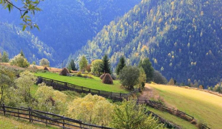 Locul superb din România pe care nu îl știu mulți! Unde se află satul care ”atinge” cerul