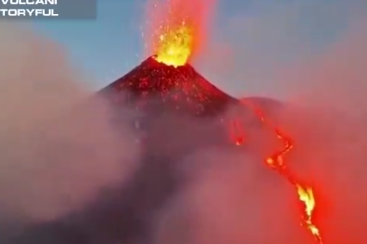 Alertă maximă pe insula Stromboli din Italia din cauza activității vulcanice. Lava a ajuns în mare – VIDEO