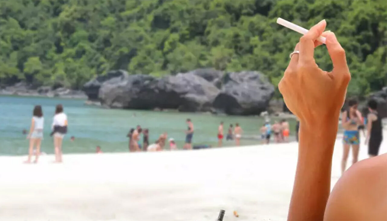 Amendă de 10.000 lei pentru turiștii care fumează pe plajă. Stațiunea în care a fost luată această decizie