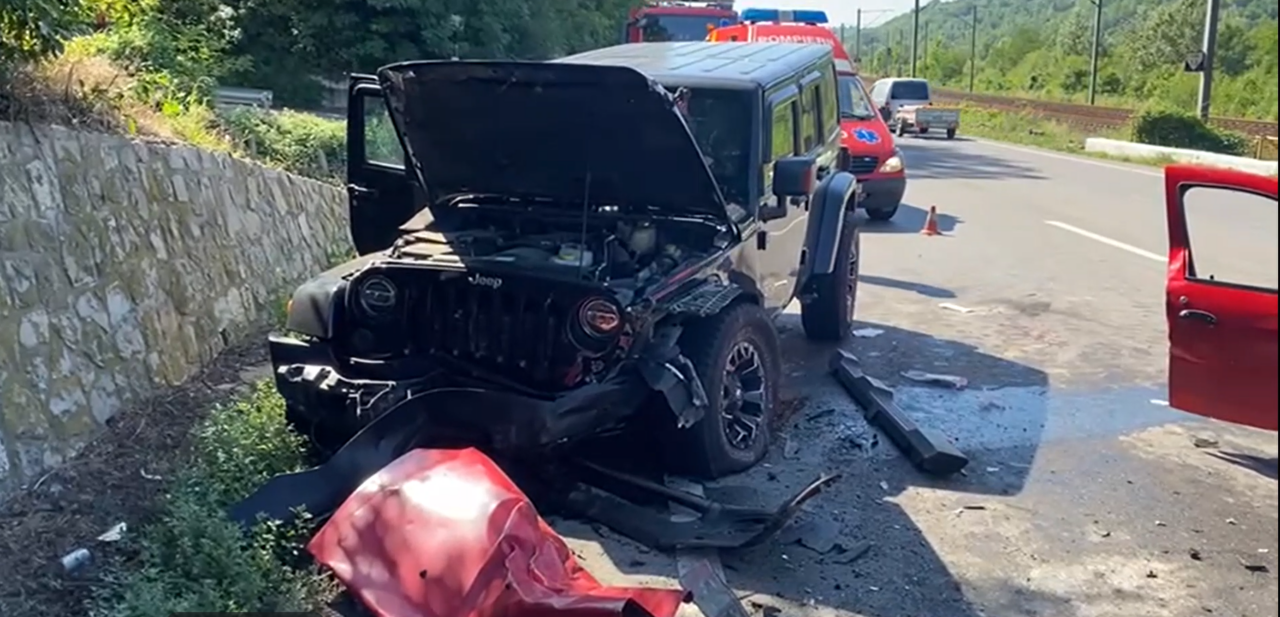 ACCIDENT rutier pe DN1, soldat cu victime, după ce două autoturisme au intrat în coliziune. Unul dintre șoferi e în stop cardio-respirator