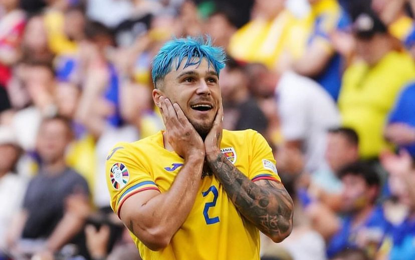 Ea e pilotul-manechin cu părul albastru ca al fotbalistului Andrei Rațiu, care a făcut furori la EURO 2024