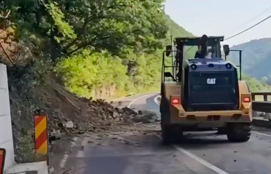 Lucrări intense pe Valea Oltului. Căderile de BOLOVANI pe șosea ar fi pus în pericol viețile a mii de oameni