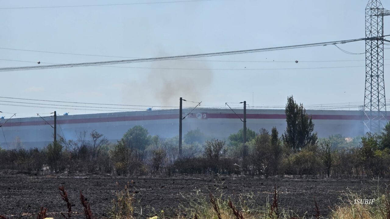 Un incendiu de vegetație a izbucnit în ILFOV. Autoritățile au intervenit cu 5 autospeciale pentru stingerea flăcărilor