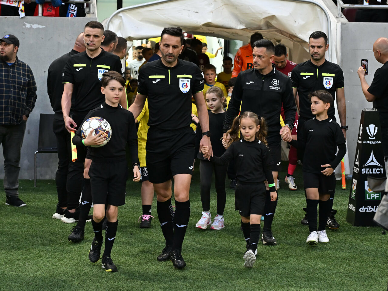 Premieră în Superliga! Gol VALIDAT după ce s-a reluat jocul la UTA – Rapid, arbitrul Colțescu a comis o mare gafă de arbitraj