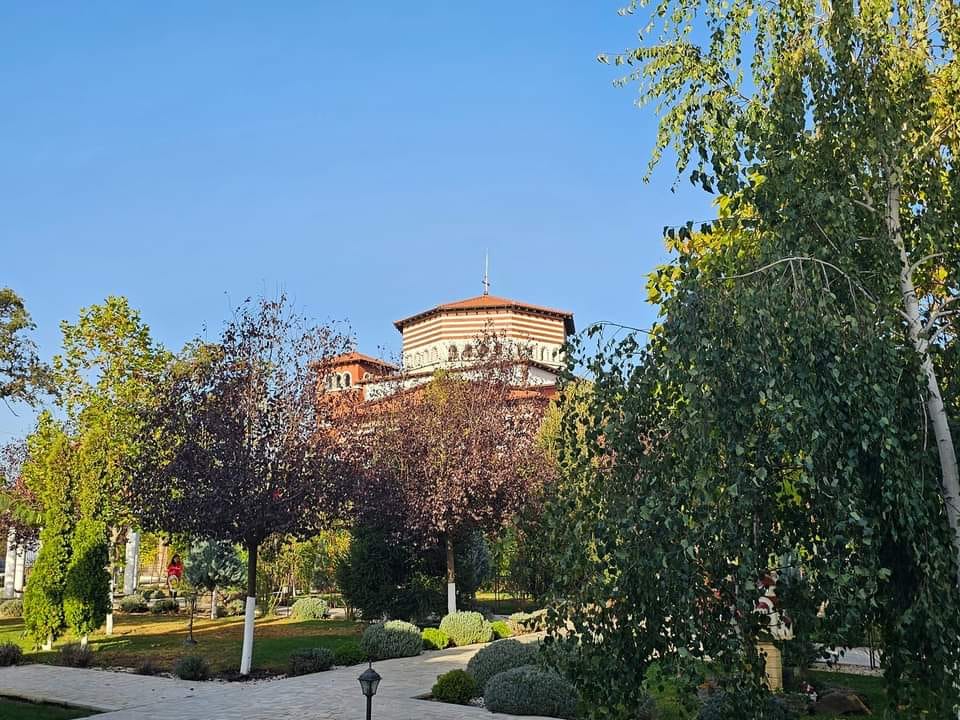 Procesiune cu moaște la o mănăstire în Teleorman, pentru chemarea ploii. RUGĂCIUNI la vreme de secetă în România