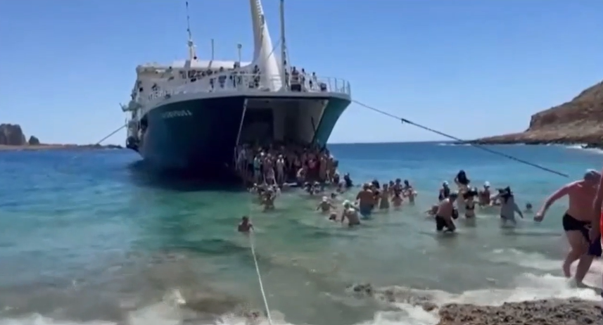 Incident șocant în Creta: Turiști români, printre care și copii, DEBARCAȚI periculos dintr-un feribot