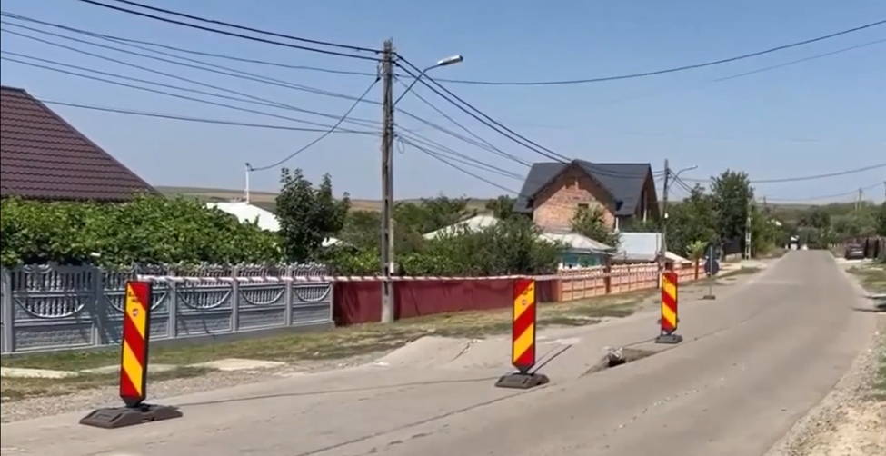 Temperaturile RIDICATE transformă drumurile din Iași în obstacole periculoase / Drum județean, DISTRUS din cauza caniculei
