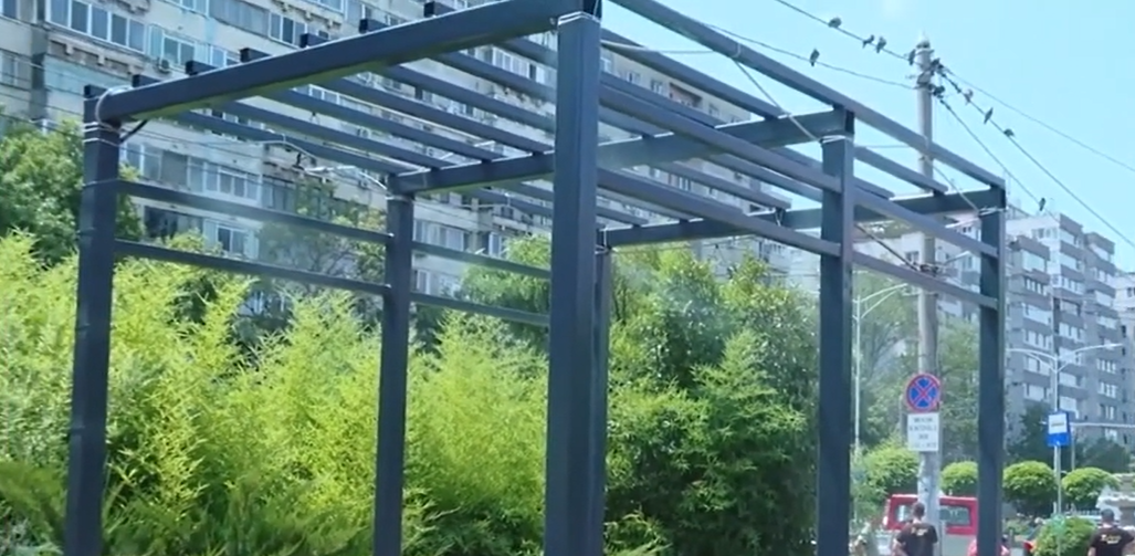 PRIMUL duș stradal din București, montat în Sectorul 6. Alte nouă urmează să fie INSTALATE în curând