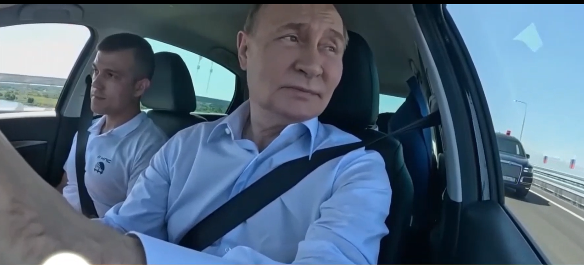 Vladimir Putin INAUGUREAZĂ o porțiune a autostrăzii ce leagă Moscova de Sankt Petersburg, la volanul celui mai NOU model Lada