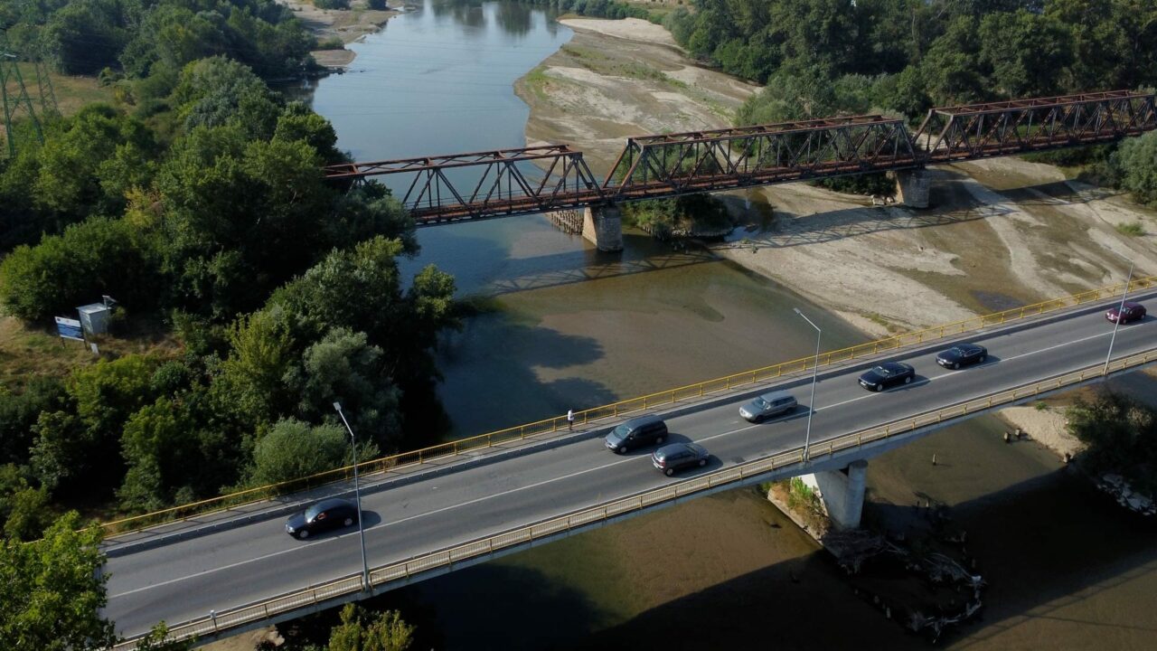 Situație CRITICĂ pe râurile din Oltenia. Jiul a secat, încât îl treci cu piciorul de pe un mal pe altul. Localnicii sunt disperați de situație – FOTO