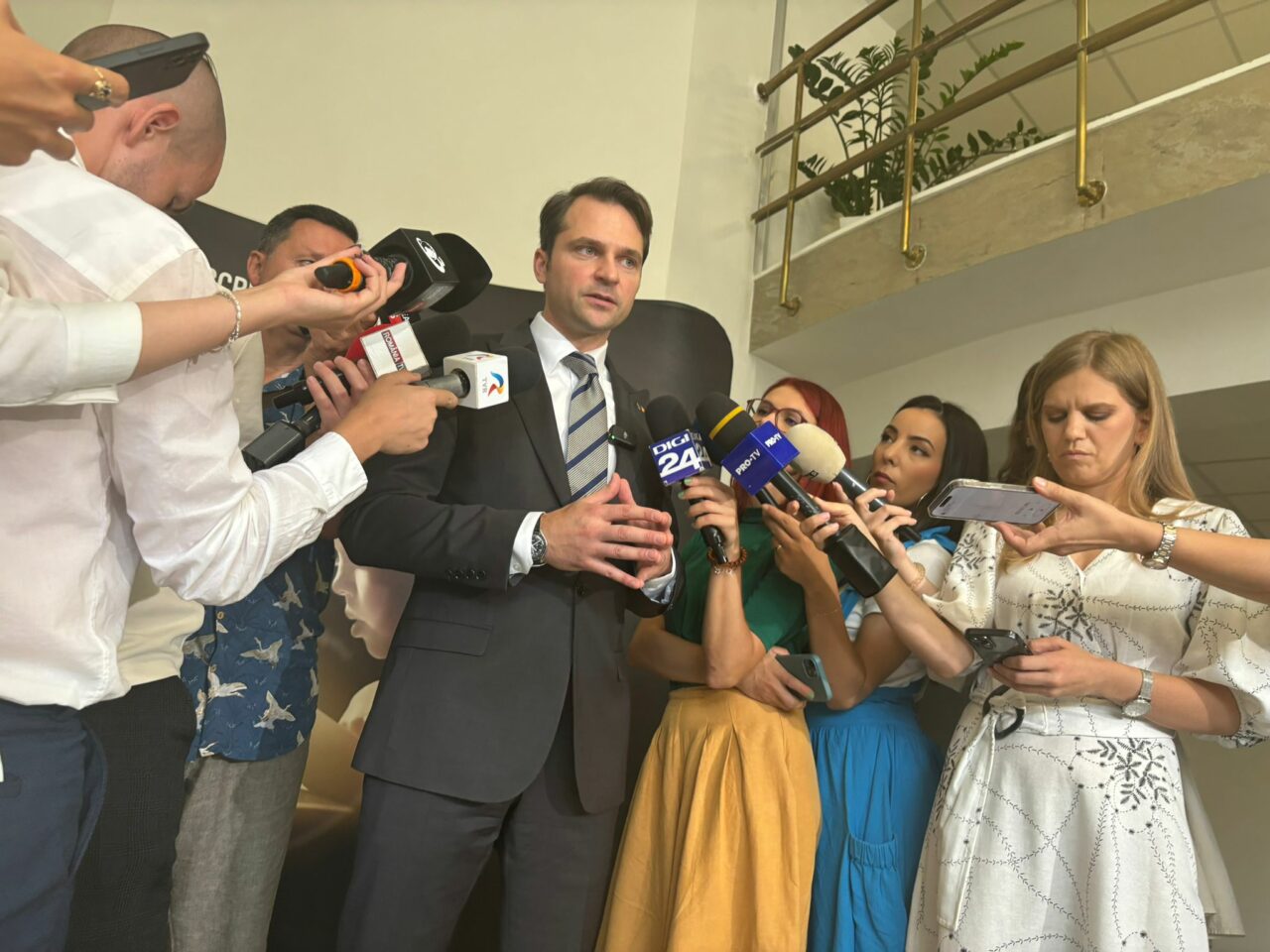Reacția lui Sebastian Burduja, după ce Klaus Iohannis a retrimis Parlamentului legea care impune unor prosumatori obligația de stocare a energiei