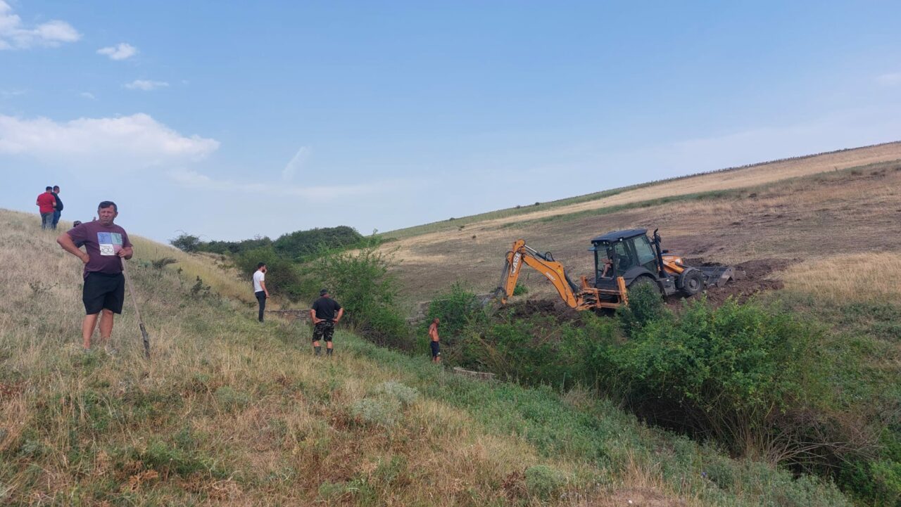 Disperați că le mor animalele de sete, localnicii din Olt sapă să dea de apă la izvoarele secate